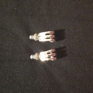 Cute silvertone earrings